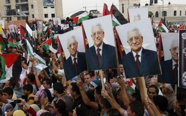 Palestyńczycy wiwatują na cześć swojego prezydenta Mohamuda Abbasa