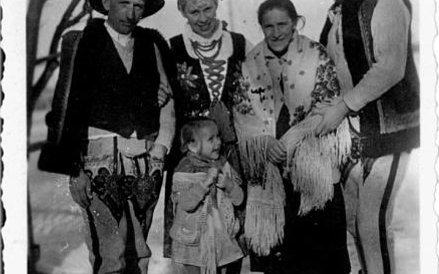 Zygmunt Szendzielarz „Łupaszka” (pierwszy z prawej), zdjęcie z okresu ukrywnia się w Osielcu na Podh