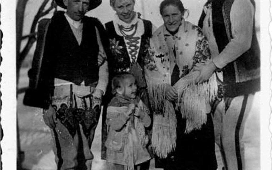 Zygmunt Szendzielarz „Łupaszka” (pierwszy z prawej), zdjęcie z okresu ukrywnia się w Osielcu na Podh