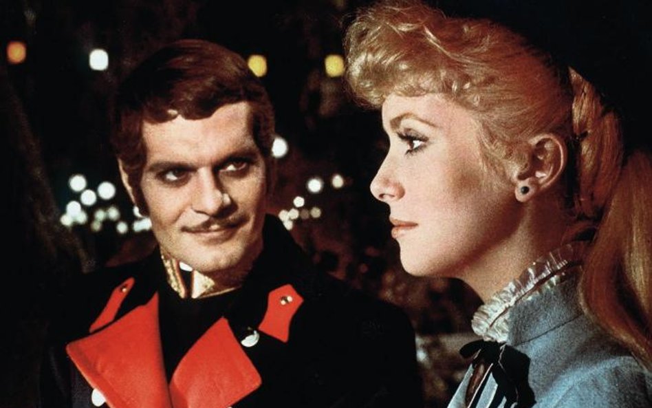 Kadr z filmu „Mayerling” (1968) z odtwórcami głównych ról: Omarem Sharifem i Catherine Deneuve