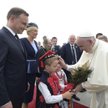 Papieża powitała para prezydencka i dzieci