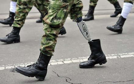 Ranni w walce żołnierze biorący udział w paradzie wojskowej , która odbyła się w Bogocie z okazji 20