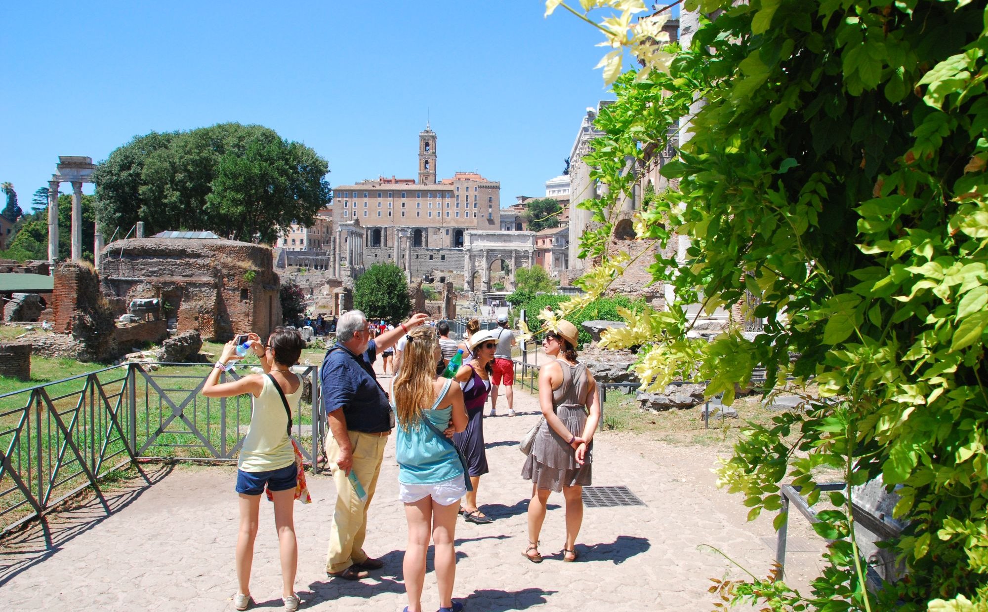Podróże lotnicze staniały, rezerwacje na majówkę wzrosły prawie o połowę