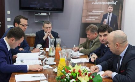 Uczestnicy debaty (od lewej): poseł Arkadiusz Czartoryski (PiS), dyr. Remigiusz Lewandowski z PWPW, 