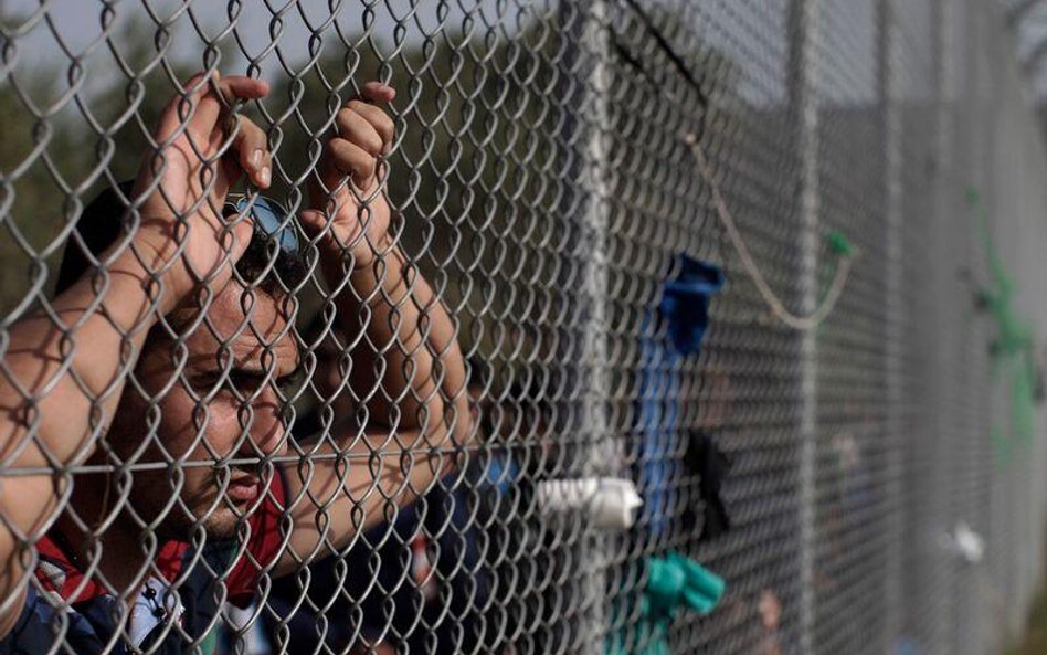 Fala imigrantów zmienia system wartości w Unii Europejskiej. Na zdjęciu mężczyzna z nieznanego kraju