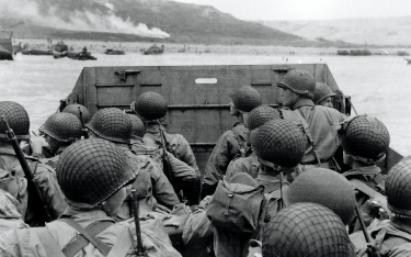 D-Day: żołnierze amerykańscy na statku desantowym LCVP zbliżającym się do plaży Omaha, 6 czerwca 194