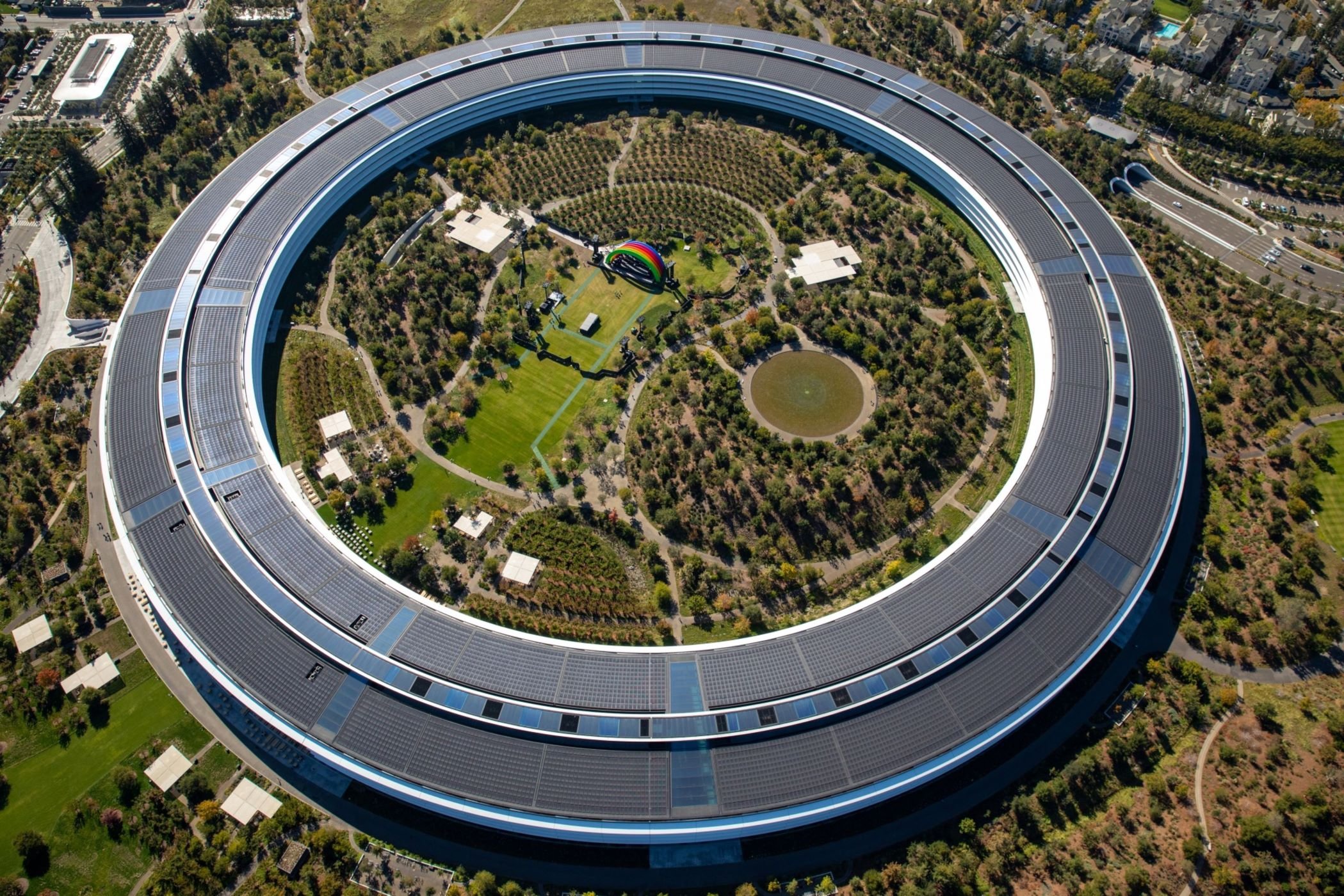 „Płynne szkło” i rewolucyjne zmiany w numeracji. Apple zaskoczył