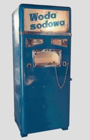 Łańcuch chroni szklankę przed kradzieżą. Saturator jest ozdobą muzealnej kolekcji. Fot. Muzeum Życia