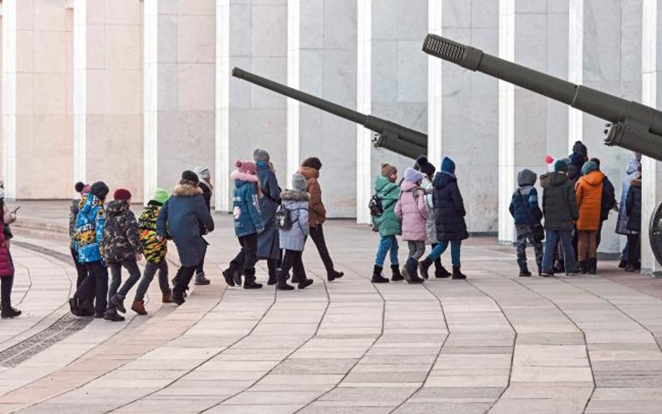 Militaryzacja świadomości – tak analityk Centrum Lewady nazywa to, co Kreml czyni z młodym pokolenie