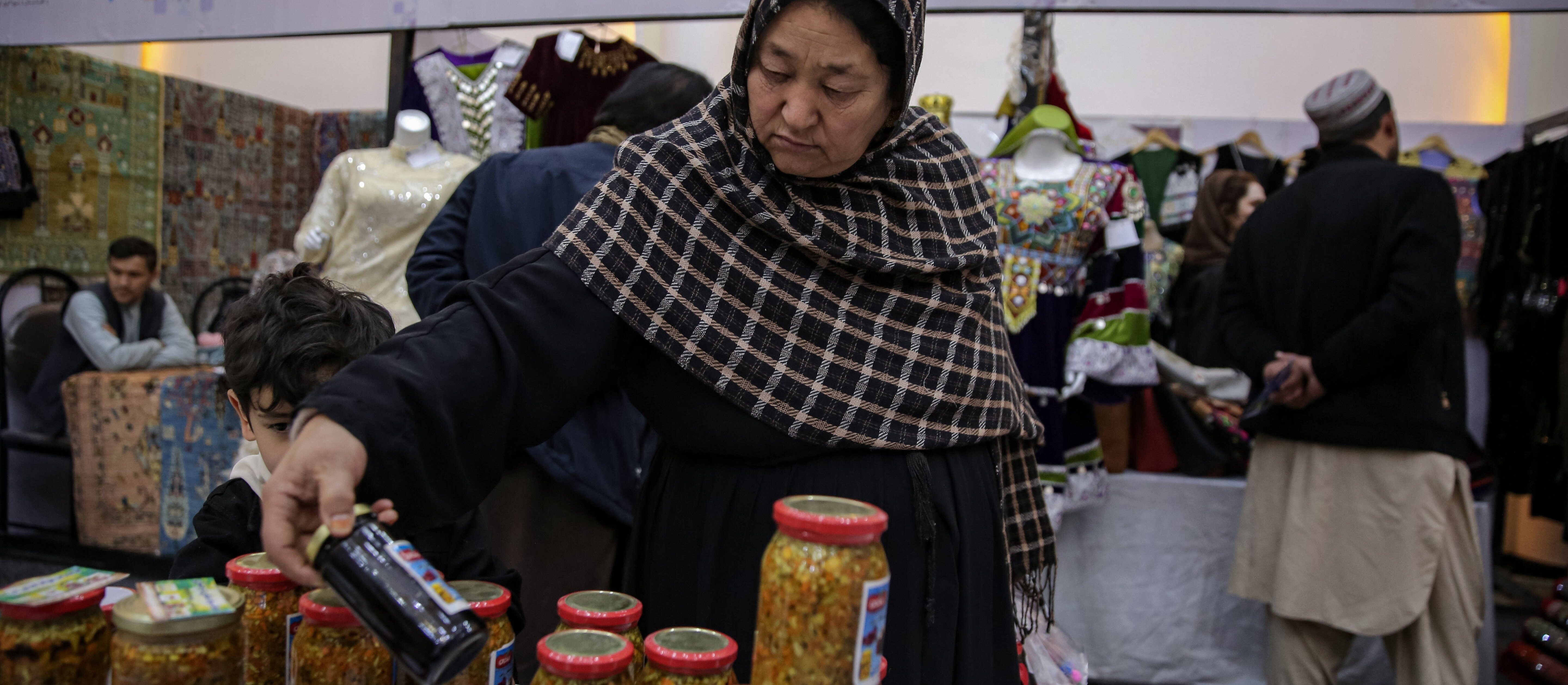 Afganistan pod rządami Talibów i nowe prawo. Czego nie mogą robić kobiety?