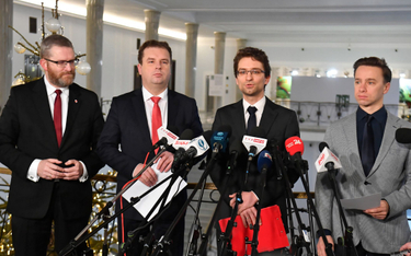 Politycy Konfederacji - od lewej: Grzegorz Braun, Jacek Wilk, Michał Wawer i Krzysztof Bosak - na ko