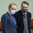Przewodniczący PO Donald Tusk i eurodeputowany Radosław Sikorski