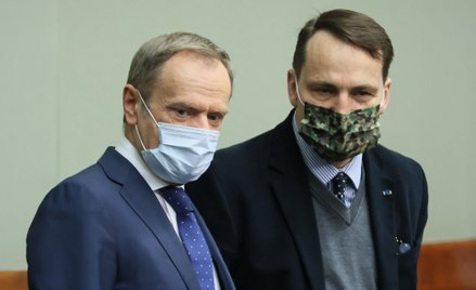 Przewodniczący PO Donald Tusk i eurodeputowany Radosław Sikorski