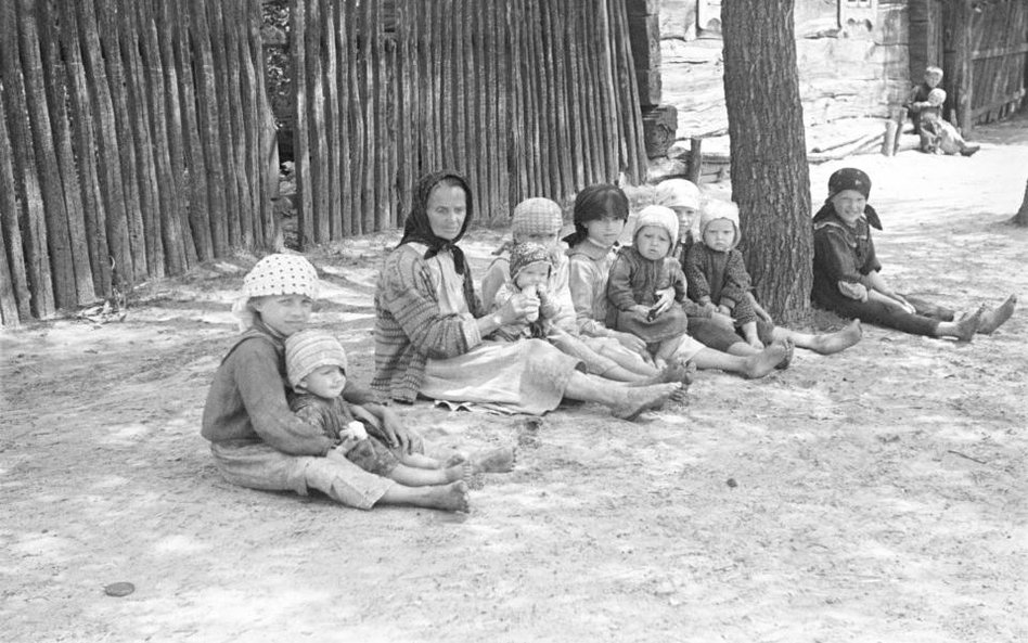 Zofia Chomętowska, [Porochońska wioska], ok. 1930 r., ze zbioru Emilii Boreckiej (c) Chomętowscy/Fun