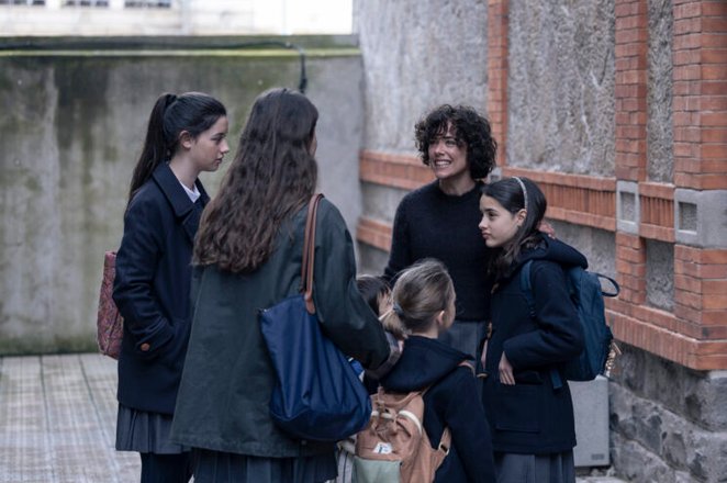 Film  „Niedziele” opowiada o nastolatce, której decyzja o wstąpieniu do zakonu wywraca życie całej r