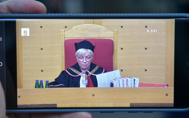 Prezes Trybunału Konstytucyjnego Julia Przyłębska (na ekranie smartfona)