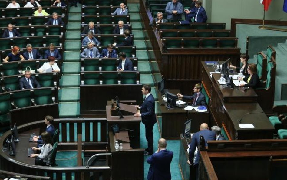 Poseł PiS Łukasz Rzepecki jako jedyny protestował przeciwko planom własnej partii.