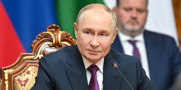 Putin spotkał się z Alijewem. Obarcza Ukrainę winą za katastrofę samolotu AZAL