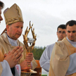 Bp Jan Zając w Łagiewnikach z relikwiarzem zawierającym krew papieża Jana Pawła II