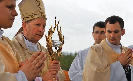 Bp Jan Zając w Łagiewnikach z relikwiarzem zawierającym krew papieża Jana Pawła II