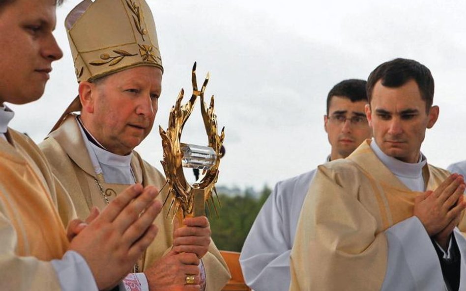 Bp Jan Zając w Łagiewnikach z relikwiarzem zawierającym krew papieża Jana Pawła II