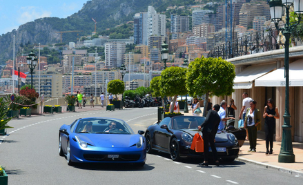Monaco uznawane jest za jedną ze światowych stolic ludzi bogatych – ocenia się, że ok. 1/3 mieszkańc