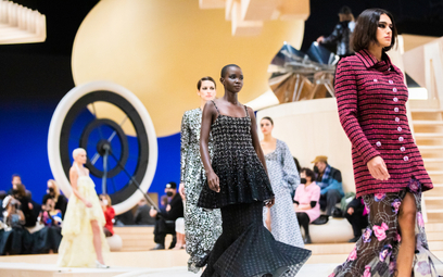 Kolekcja Chanel haute couture wiosna/lato 2022: prostota i majestat