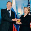 Genewa, 2009 rok. Hillary Clinton i Siergiej Ławrow symbolicznie otwierają nowy etap w relacjach USA