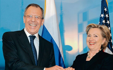 Genewa, 2009 rok. Hillary Clinton i Siergiej Ławrow symbolicznie otwierają nowy etap w relacjach USA