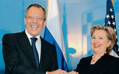 Genewa, 2009 rok. Hillary Clinton i Siergiej Ławrow symbolicznie otwierają nowy etap w relacjach USA