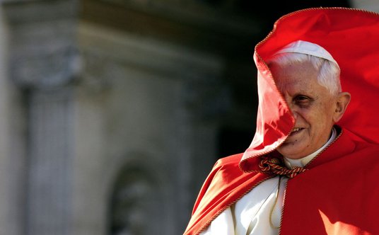 23 maja 2005 - Benedykt XVI w czasie audiencji generalnej na Placu Św. Piotra