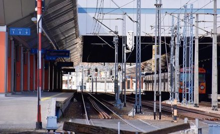 Pociągi i dworce świecą pustkami. Na przełomie marca i kwietnia średni spadek rezerwacji biletów się