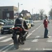 Broniąc się przed namierzeniem przez fotoradar, motocykliści wykrzywiają tablice rejestracyjne. W te