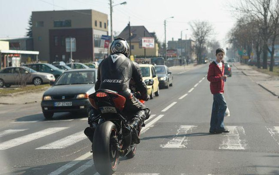 Broniąc się przed namierzeniem przez fotoradar, motocykliści wykrzywiają tablice rejestracyjne. W te