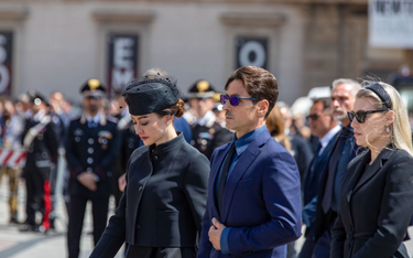 Pier Silvio Berlusconi, w środku, i Barbara Berlusconi, po prawej, przybywają na państwowy pogrzeb S