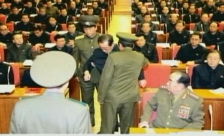 Dzang Song Thaek wyprowadzany z sali obrad. Zdjęcie opublikowano 9 grudnia.