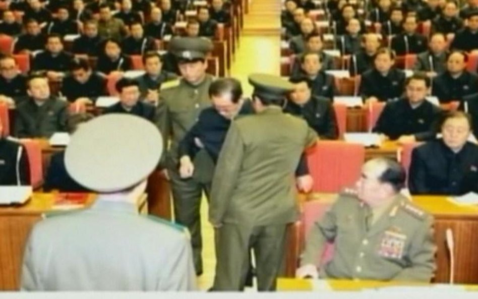 Dzang Song Thaek wyprowadzany z sali obrad. Zdjęcie opublikowano 9 grudnia.