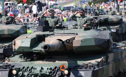 Defilada wojskowa na warszawskiej Wisłostradzie, w ramach obchodów Święta Wojska Polskiego.