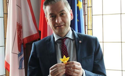 Prezydent Słupska Robert Biedroń w swoim gabinecie