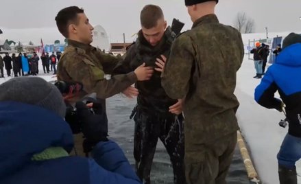 Nowy rekord Rosji w morsowaniu z kamizelką kuloodporną i karabinem. „To użyteczne dla społeczeństwa”