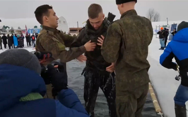 Nowy rekord Rosji w morsowaniu z kamizelką kuloodporną i karabinem. „To użyteczne dla społeczeństwa”