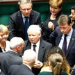 Jarosław Kaczyński w otoczeniu swoich posłów