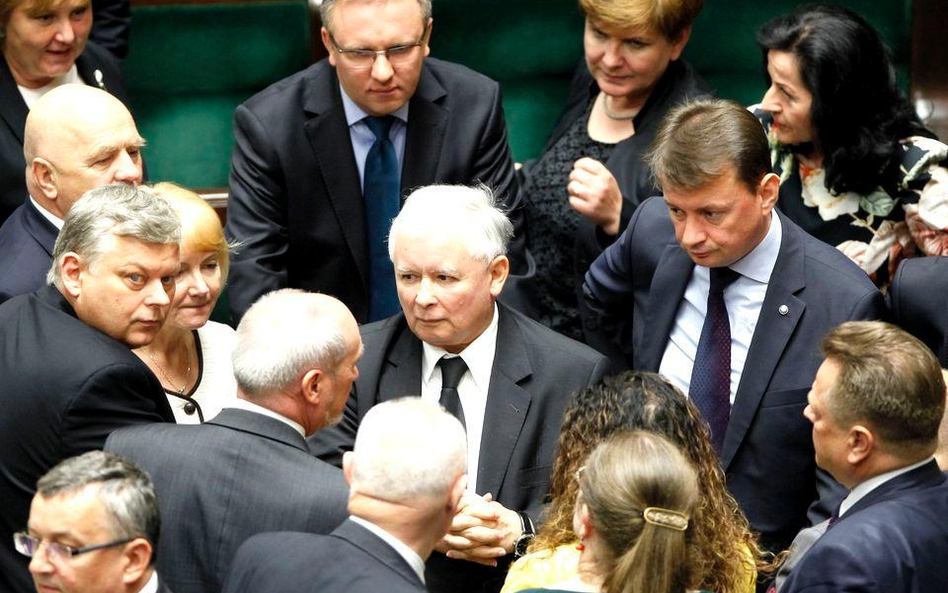 Jarosław Kaczyński w otoczeniu swoich posłów