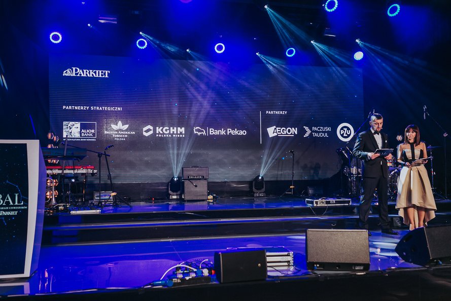 Prowadzący galę: Andrzej Stec, redaktor naczelny "Parkietu" i Anna Wojda, szefowa działu prawnego "R