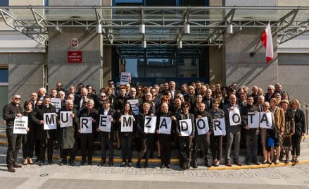 Prawnicy z Olsztyna robili sobie wspólne zdjęcie i zostali wylegitymowani przez policję