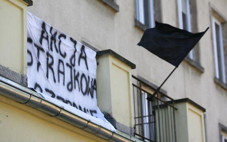 Strajk ostrzegawczy jest dopuszczalny tylko w fazie mediacji