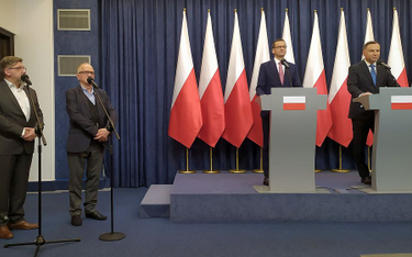 Wieczorne wystąpienie dla mediów - od lewej: przewodniczący KRRiT Witold Kołodziejski, przewodnicząc