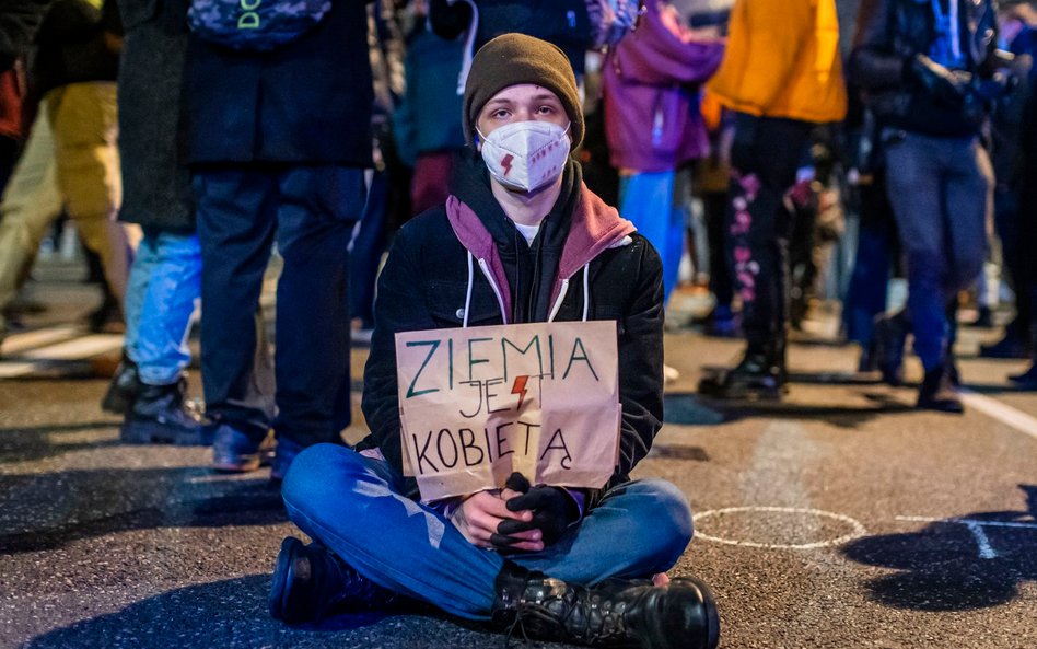 Strajk Kobiet: Ratusz zapytany o koszt czyszczenia pomników