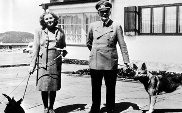 Adolf Hitler i Ewa Braun w Berghofie, alpejskiej rezydencji wodza III Rzeszy (1938 r.)