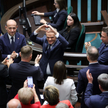 Donald Tusk w Sejmie w otoczeniu posłów z Koalicji Obywatelskiej